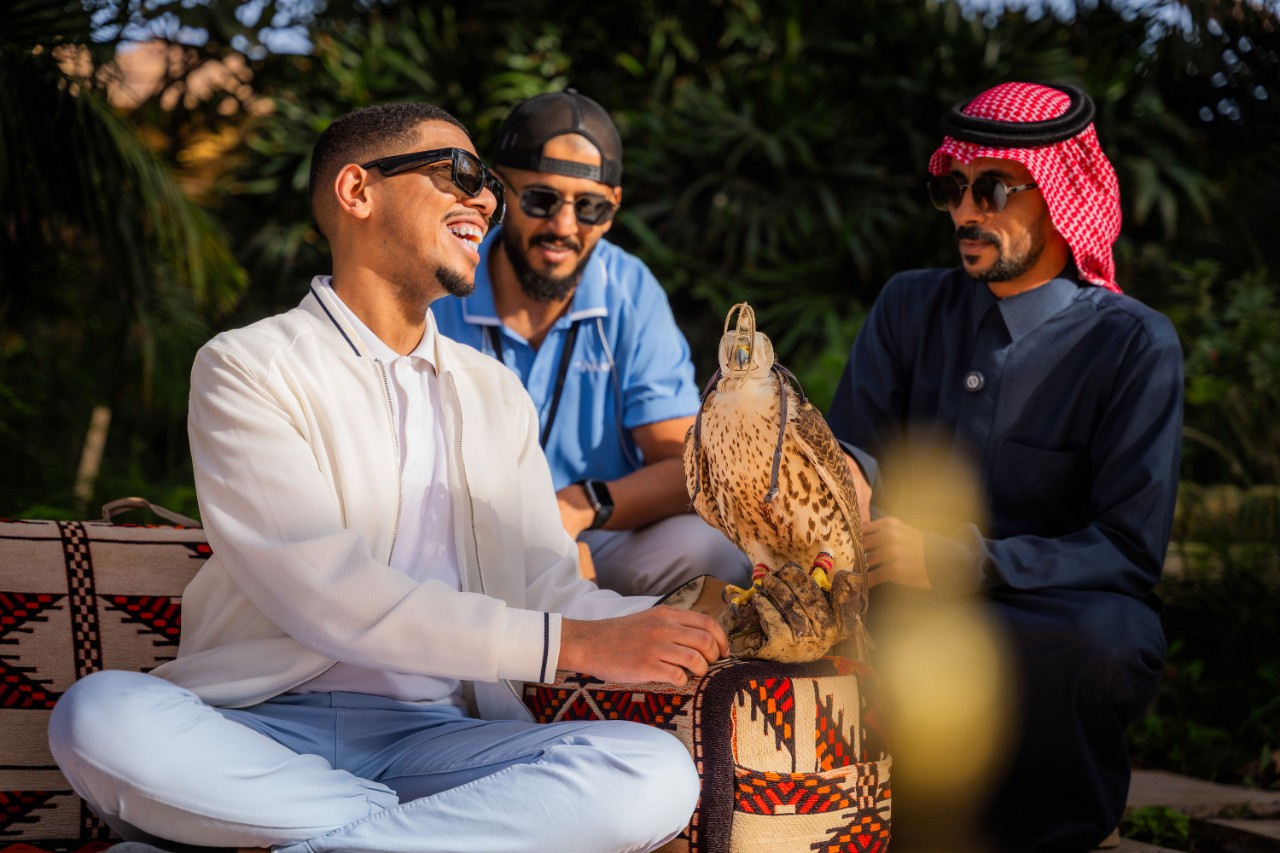منصور يخوض تجربة الصقارة برفقة فريق "أكون" وخبير من أهالي مناطق البحر الأحمر.